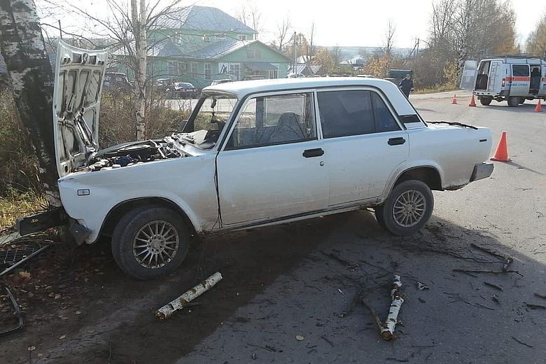В Вологодской области врезавшегося в дерево водителя «семерки» госпитализировали в больницу