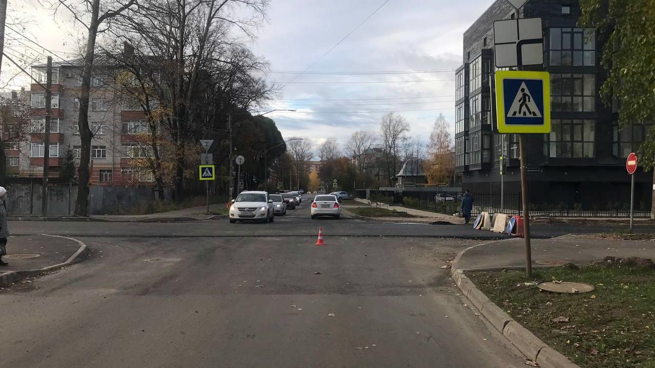 Автомобилист по невнимательности сбил дорожного рабочего в Вологде