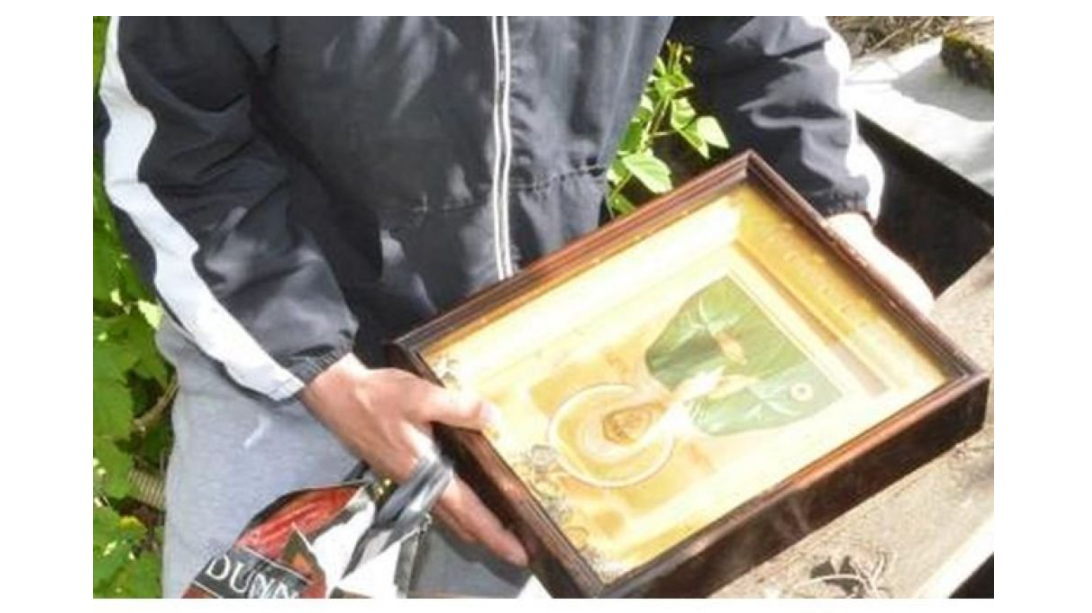 В Великоустюгском районе мужчина украл икону