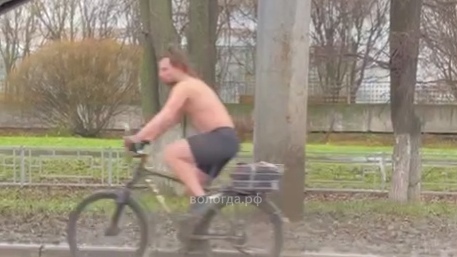 Велосипедиста без одежды заметили на Пошехонском шоссе в Вологде