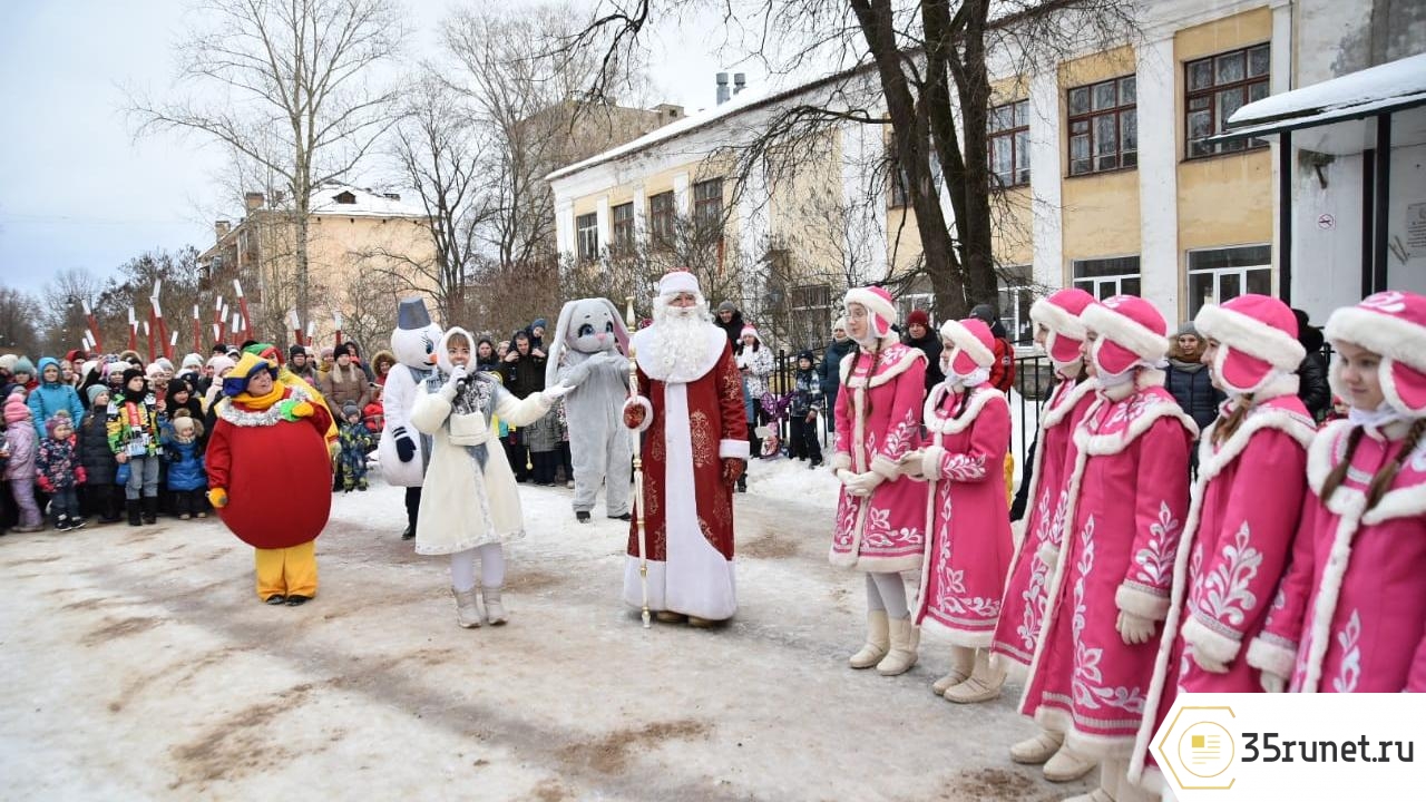Дед Мороз путешествует по микрорайонам Вологды