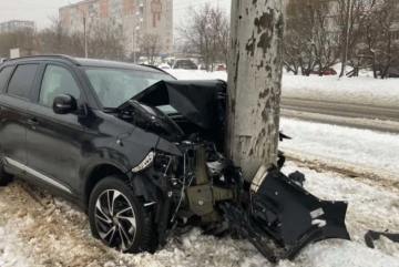 В Череповце машина после столкновения вылетела на трамвайные пути и врезалась в столб