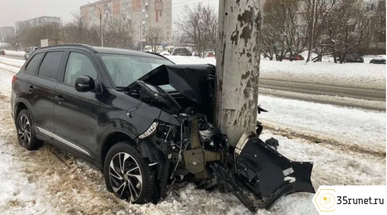 В Череповце машина после столкновения вылетела на трамвайные пути и врезалась в столб