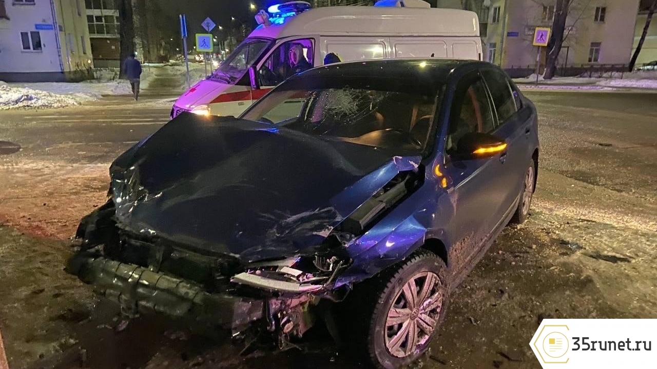 Пять человек пострадали в аварии на ул. Добролюбова в Вологде