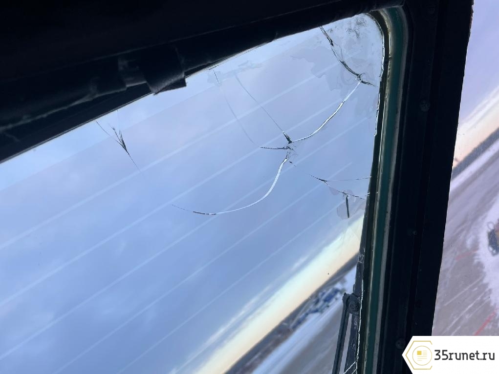 Самолет Вологодского авиапредприятия совершил вынужденную посадку из-за трещины в стекле