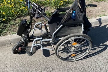В Череповце на пешеходном переходе машина сбила инвалида-колясочника