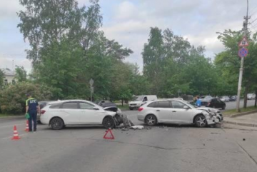 Два автомобиля не поделили дорогу в центре Вологды