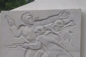 Малолетние вандалы осквернили мемориал ВОВ в Шексне