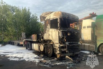 Грузовик-тягач «Скания» сгорел в Вологде 30 июня
