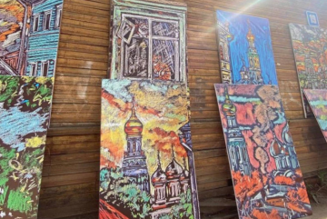 Деревянные дома Вологды украсили репродукциями картин