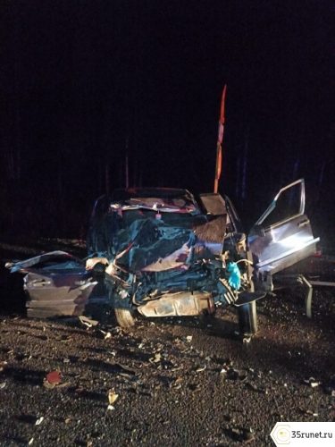 21-летний водитель ВАЗа врезался в попутный грузовик и погиб