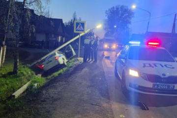 В Вытегре во время преследования нарушителя автомобиль ДПС столкнулся с грузовиком и вылетел в кювет
