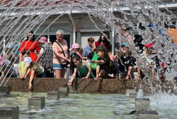 В Вологде отключили фонтан из-за купающихся в нем детей