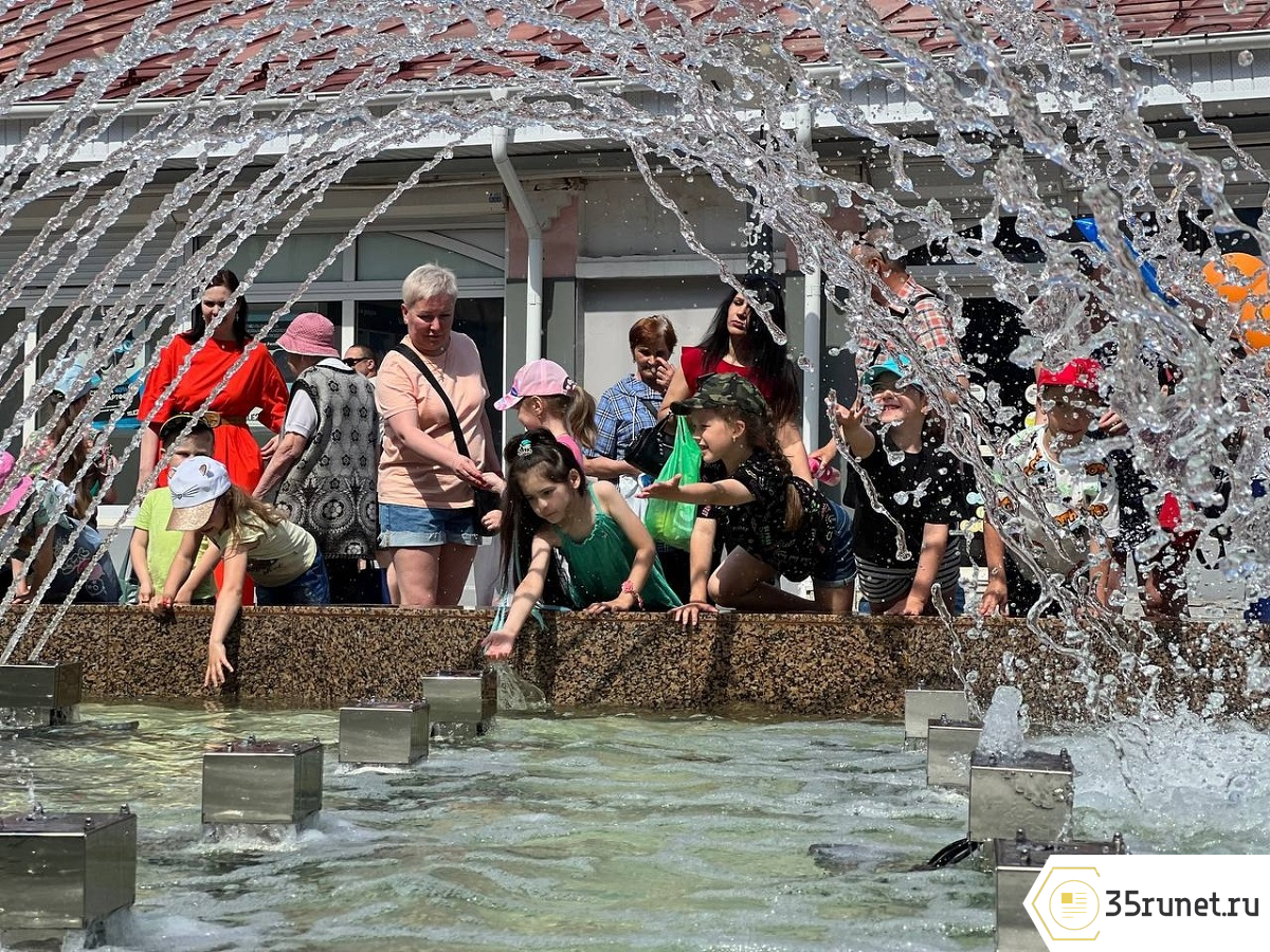 В Вологде отключили фонтан из-за купающихся в нем детей