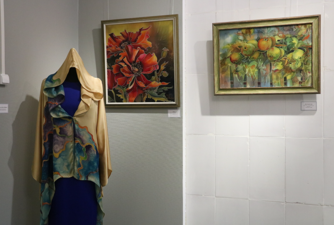 Батик Романа Захарова и ювелирное искусство семьи Корешковых представлены в Центре ремесел